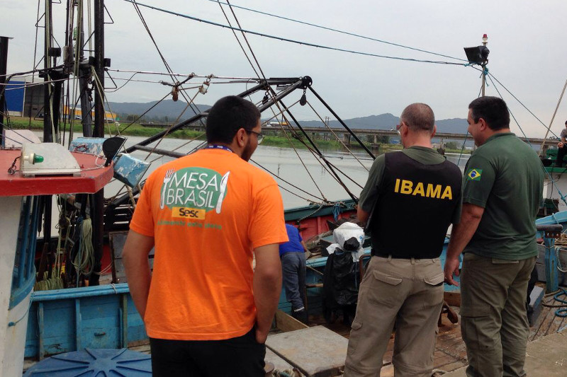 Ibama é homenageado pelo Ibama é homenageado pela doação de 55 toneladas de peixe e camarão ao Programa Mesa Brasil de Blumenau (SC) 