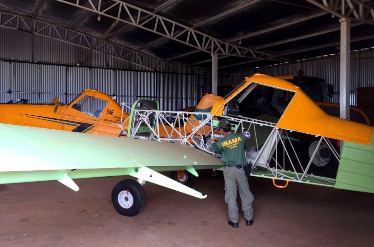 Agente ambiental do Ibama fiscaliza aeronave agrícola em hangar. Foto: Ibama
