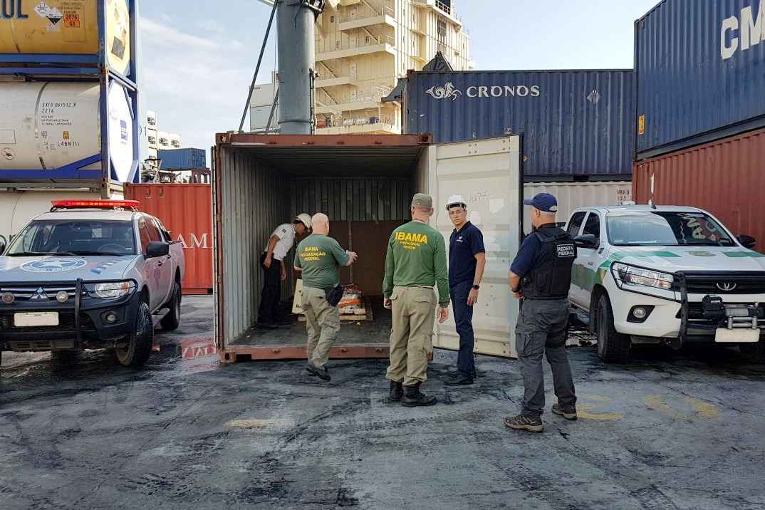 Agentes do Ibama e da Receita Federal inspecionam conteiner com carga de mercúrio no porto de Itajaí (SC). Foto: IBAMA