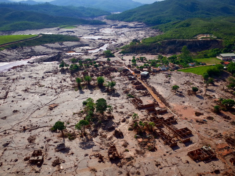 Mariana, após a 'onda' de rejeitos da barragem da Samarco. Foto: Ibama