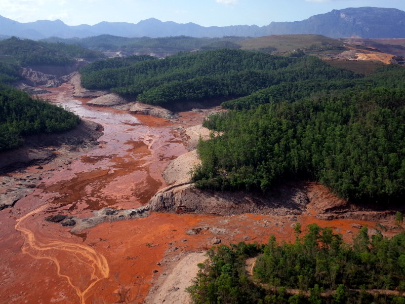 Foto 2. Onda de rejeitos da Samarco atingiu 663 km de rios e devastou 1.469 hectares de terras