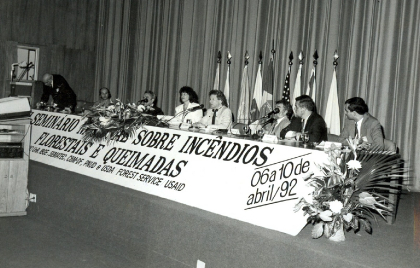 1º Seminário Nacional sobre incêndios florestais e queimadas realizados no Auditório da Telebrás, Participantes: IBAMA, SEMATEC, UNB, CRM-DF, PNUD e USDA FOREST SERVICE USAID, em 10 de abril de 1992.