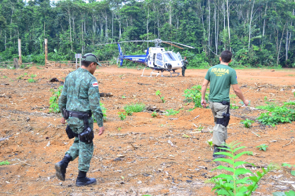 Helicóptero em operação de fiscalização | Terra Indígena Kaxarari/AM