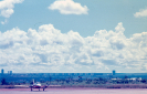 Avião com imagem ao fundo de Brasília