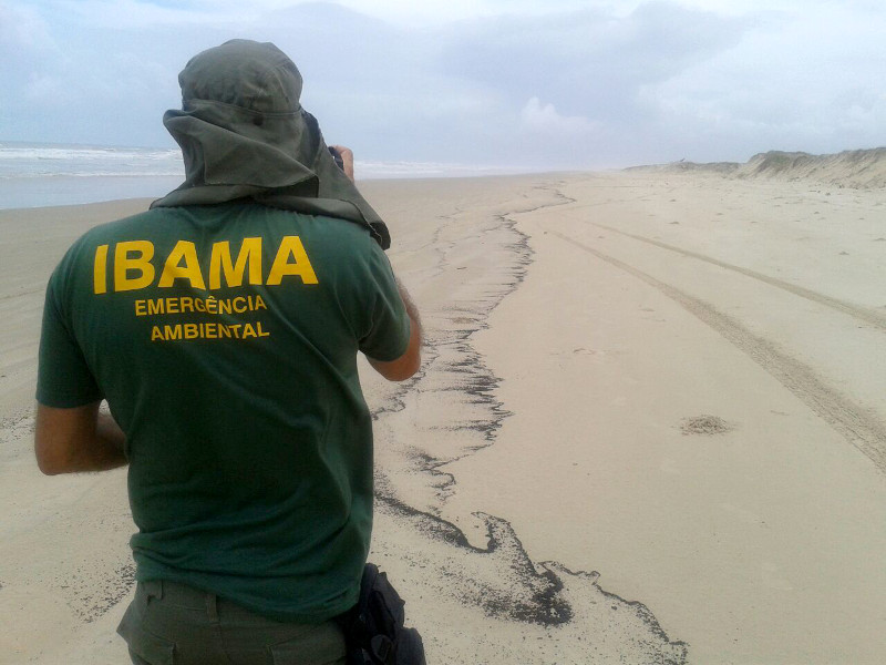 Derramamento de óleo no litoral de Sergipe Foto: Ibama