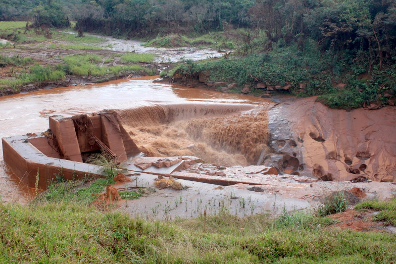 Barragem de Fundão em Mariana (MG) Foto: Ibama