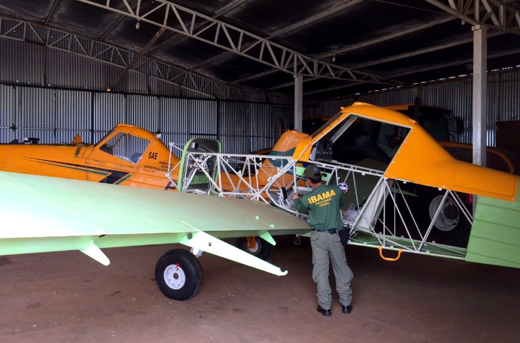 Agente ambiental do Ibama fiscaliza aeronave agrícola em hangar Foto: Ibama