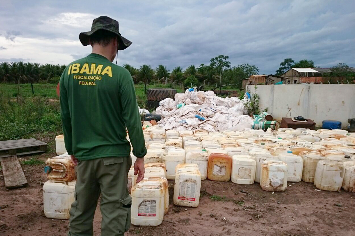 Agente ambiental vistoria embalagens de agrotóxicos em situação irregular durante a Operação Deriva IIFoto: Ibama