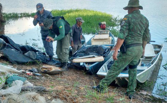 Agentes ambientais fiscalizam barco de pesca durante defeso em MT Foto: Ibama