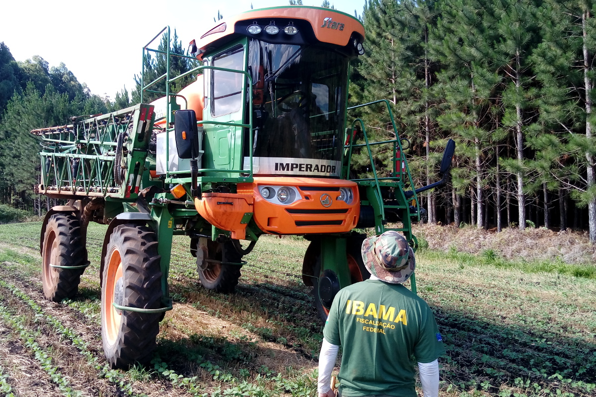 Agente ambiental inspeciona maquinário agrícola durante operação no Paraná Foto: Ibama