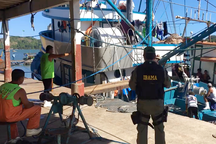 Agente ambiental realiza vistoria em embarcação no litoral do Espírito Santo Foto: Ibama