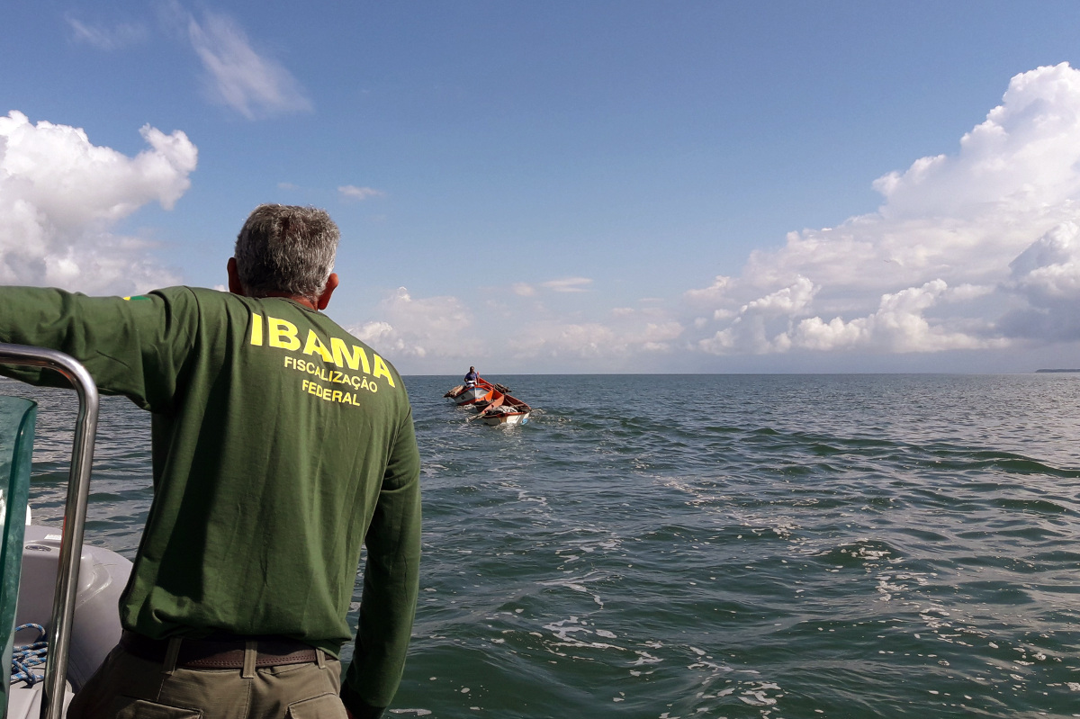 Agente ambiental fiscaliza embarcação na Lagoa dos Patos, RS Foto: Ibama