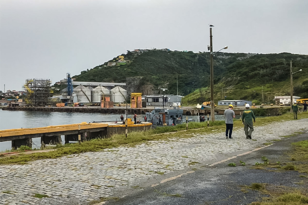 Agente ambiental percorre área do Porto do Forno, em Arraial do Cabo (RJ), durante ação de fiscalização Foto: Ibama