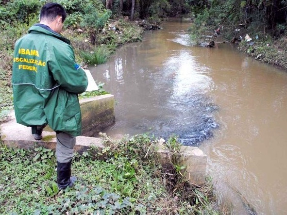 Agente ambiental federal realiza vistoria em rio do Paraná Foto: Ibama