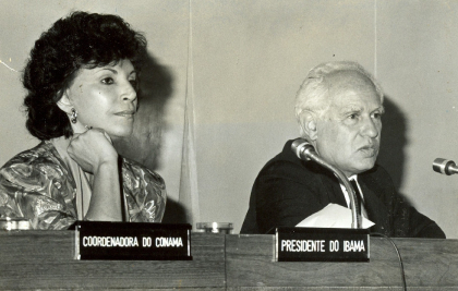 Presidente da Ibama, Maria Tereza de Jorge Pádua e do Secretário interino do Meio Ambiente Prof. José Goldemberg na reunião Extraordinária do CONAMA, em 28 de abril de 1992.