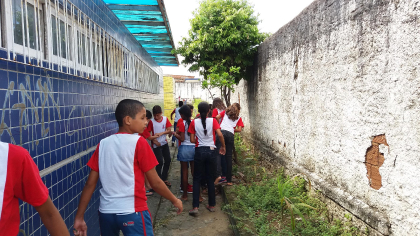 Alunos ajudam na vistoria do Caracol Africano na área da escola | João Pessoa/PB